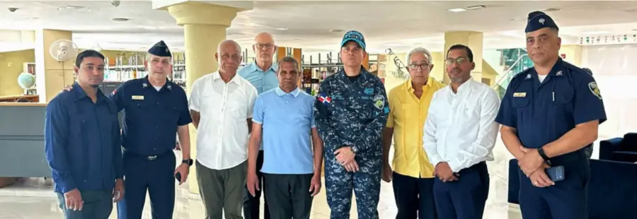 Desde la izquierda, Estarlin Canelo, Diego Pesqueira, José Domínguez, Eddy Baco, Leo Corporán, el Mayor general Cruz Cruz, el doctor Dioniosio Guzmán, César Heredia e Ildefonso Ureña.