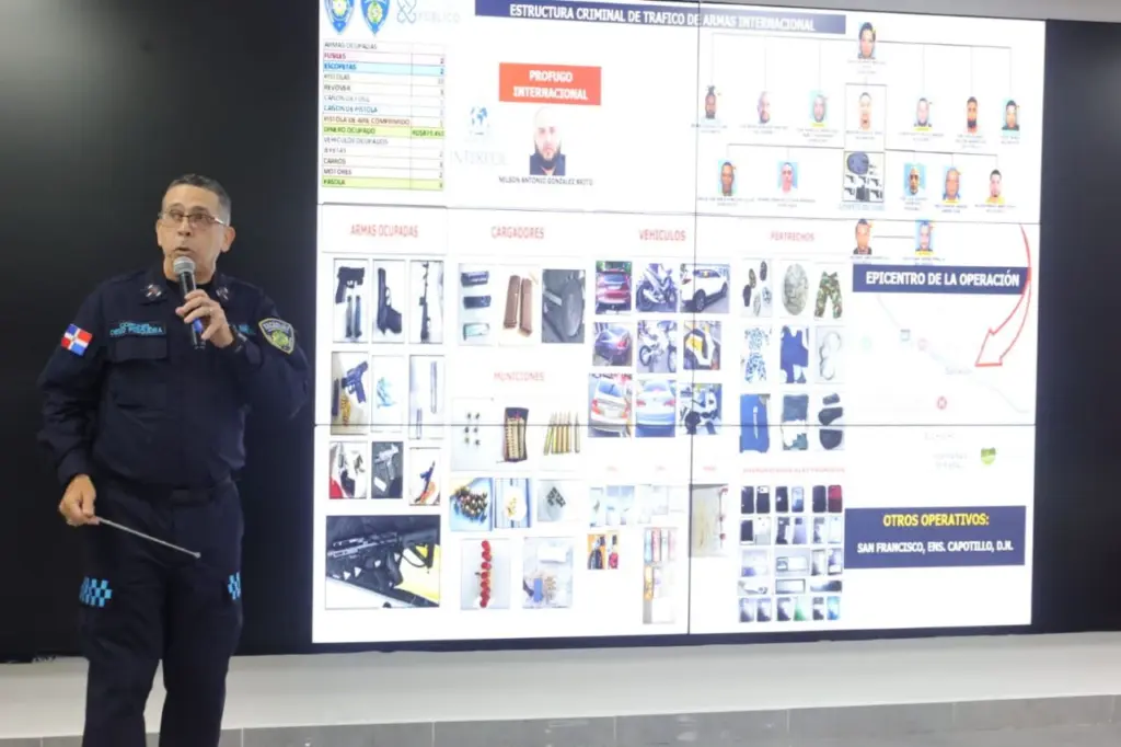 Imagen de archivo de la Policia Nacional mientras explica operativo.  