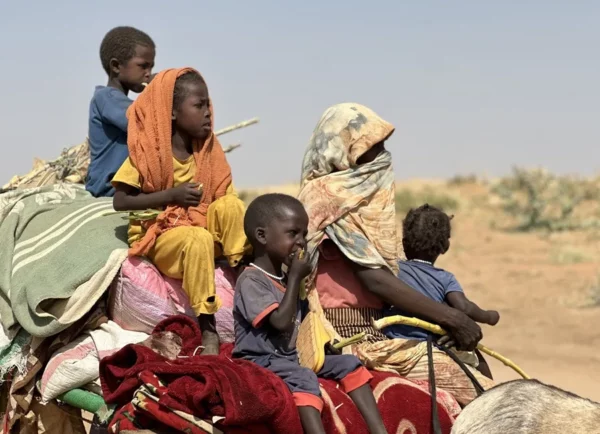 Fotografía de archivo de abril de 2025 de desplazados sudaneses avanzando desde el campamento de Zamzam hasta el de Tawila, en Darfur (Sudán).