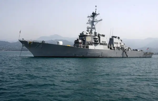 Fotografía de archivo del destructor estadounidense USS McFaul.