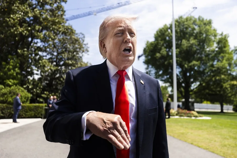 Trump amenaza con una mayor fuerza militar contra Irán si no hay acuerdo y tras un cruce de fuego en Ormuz