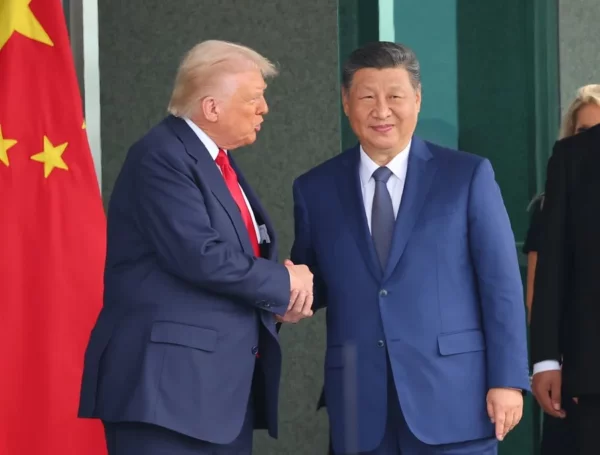 Fotografía de archivo del 30 de octubre de 2025 de un encuentro entre los presidentes de Estados Unidos, Donald Trump (i), y de China, Xi Jinping (d), en Busan (Corea del Sur).