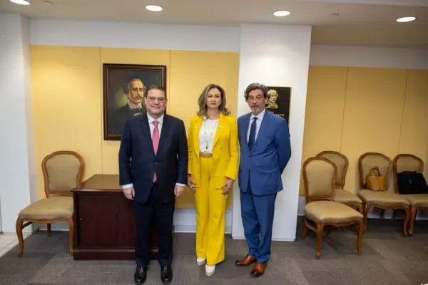 El ministro de Industria, Comercio y Mipymes, Yayo Sanz Lovatón junto a autorizades de The Trust for the Americas. foto 2.