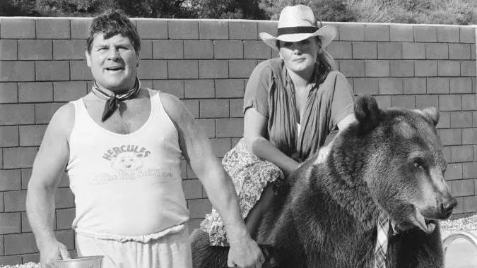 La extraordinaria historia de Hércules, el oso al que una pareja adoptó y crio como parte de su familia