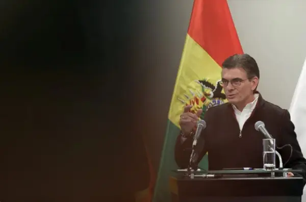 El presidente de Bolivia, Rodrigo Paz, habla durante una rueda de prensa este miércoles, en La Paz (Bolivia). EFE/ Luis Gandarillas