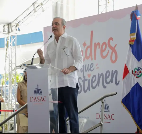 El presidente de la República, Luis Abinader durnate jornada nacional “Madres que Sostienen”