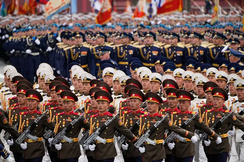 Putin justifica la guerra en Ucrania durante un reducido desfile del Día de la Victoria