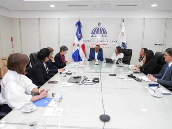 El ministro Joel Santos encabeza la reunión con la delegación oficial de la República Federal de Alemania.