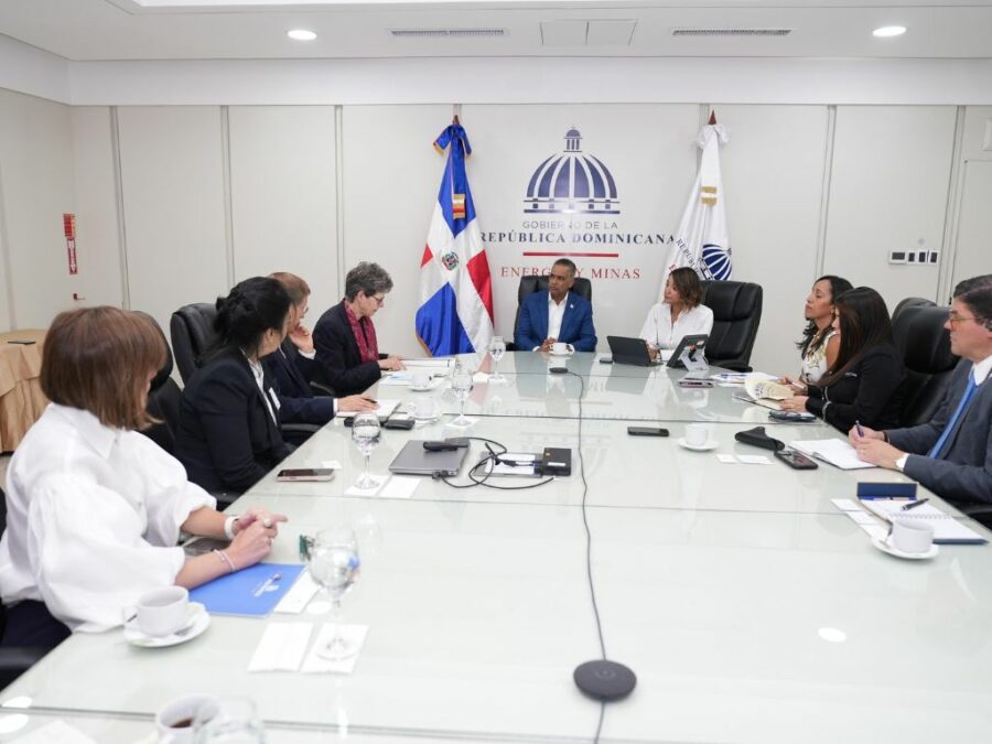 El ministro Joel Santos encabeza la reunión con la delegación oficial de la República Federal de Alemania.