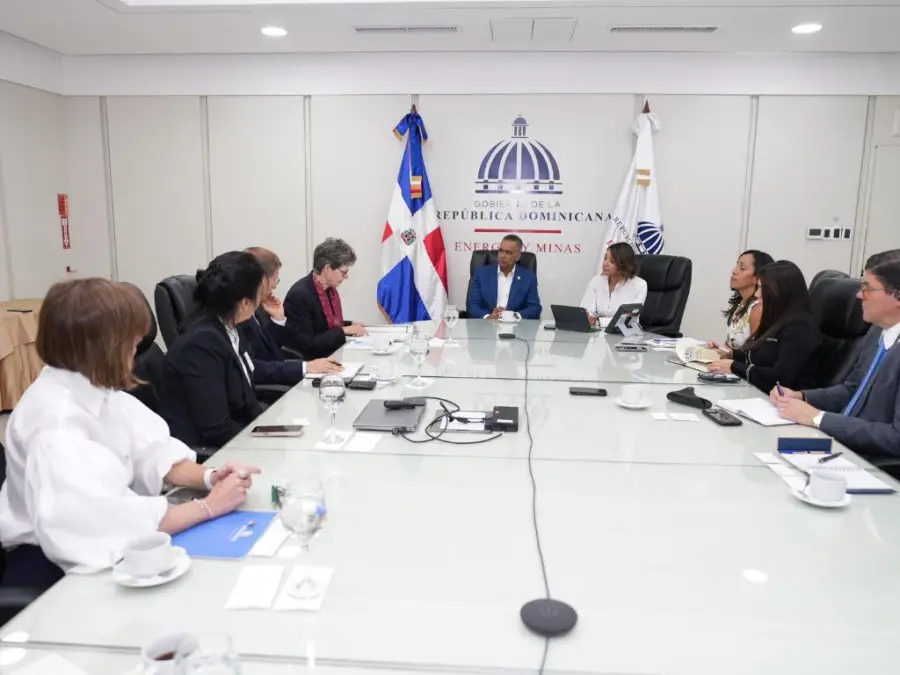 El ministro Joel Santos encabeza la reunión con la delegación oficial de la República Federal de Alemania.
