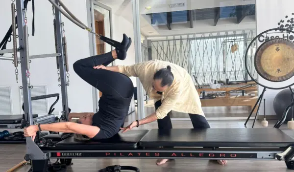 Pilates Gong  es  una invitación que ayuda a respirar, sentir y habitar el cuerpo desde una perspectiva más consciente, donde el movimiento y el sonido se convierten en aliados para restaurar el equilibrio interior.