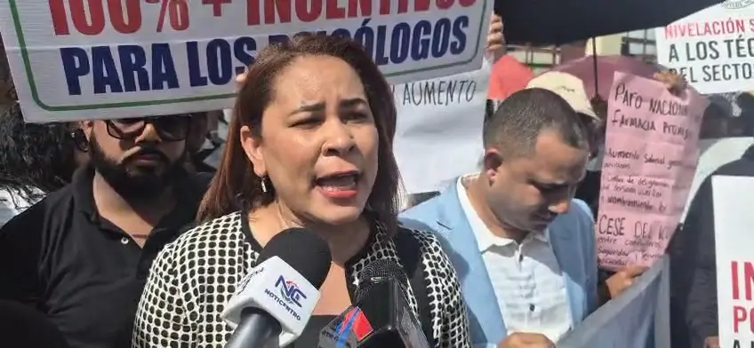 Farmacéuticos de Farmacias del Pueblo realizan paro en demanda de mejoras salariales