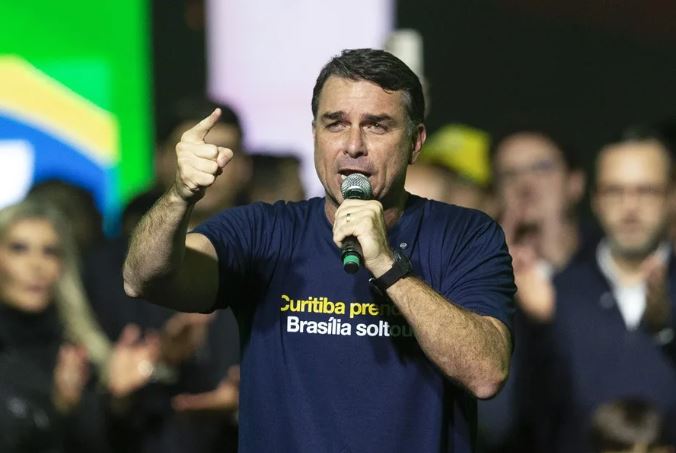 Flávio Bolsonaro afirma que Lula es presionado por bandas que EE.UU. designó como terroristas o las integra