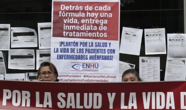 Fotografía de archivo del 28 de enero de 2026 que muestra a dos personas durante una protesta contra la atención en salud en Bogotá (Colombia). EFE/ Carlos Ortega ARCHIVO