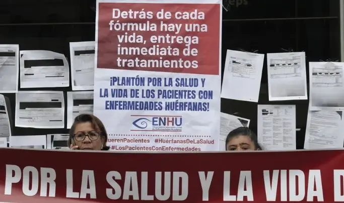 Fotografía de archivo del 28 de enero de 2026 que muestra a dos personas durante una protesta contra la atención en salud en Bogotá (Colombia). EFE/ Carlos Ortega ARCHIVO