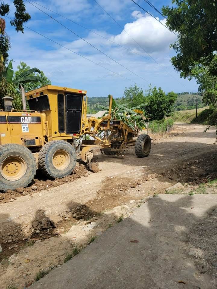 Reparan carretera La Jaiba–Güalete en Puerto Plata