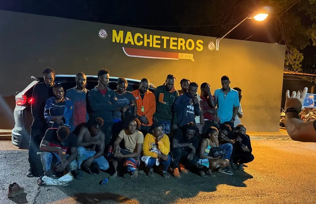 Ejército detiene 23 haitianos indocumentados tras abandono de jeepeta en Valverde