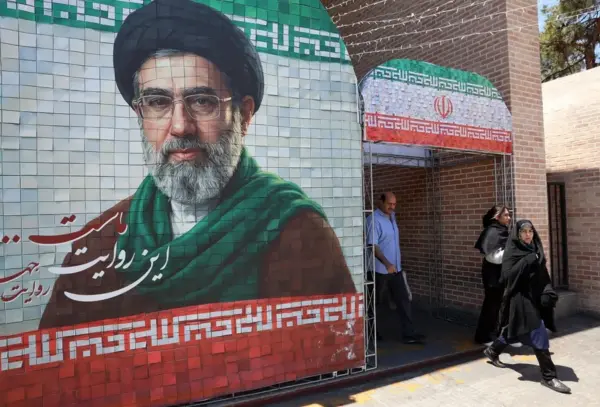 Iraníes pasan junto a una imagen del líder supremo iraní, el ayatolá Mojtaba Jamenei, en una calle de Teherán.