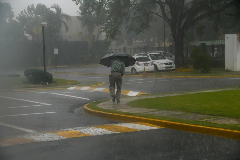 Vaguada y onda tropical provocarán aguaceros, tormentas eléctricas y ráfagas de viento durante este fin de semana.