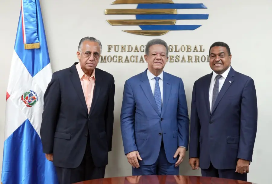 El expresidente Leonel Fernández junto José P. Monegro y Luis Mejía Oviedo , a quienes recibió en Funglode.