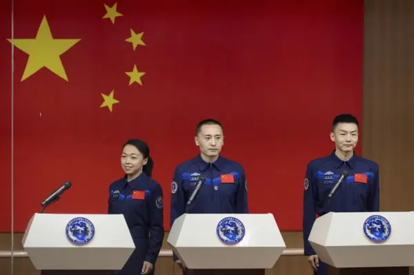 Los astronautas de la misión espacial Shenzhou-23
