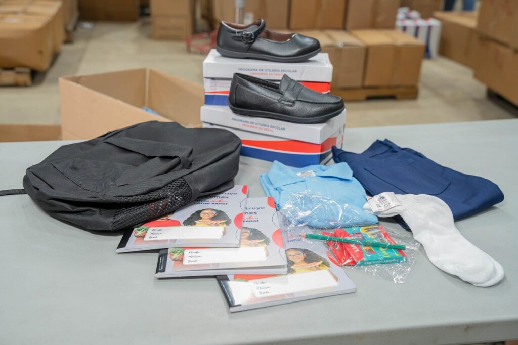 Los kits escolares de Inabie son realizados conforme al nivel educativo de los estudiantes, pero todos incluyen el uniforme con polocher, pantalón, medias y zapatos.