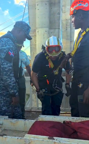¡De película! Hombre se trepa al puente Juan Bosch para evadir captura de la Policía Nacional