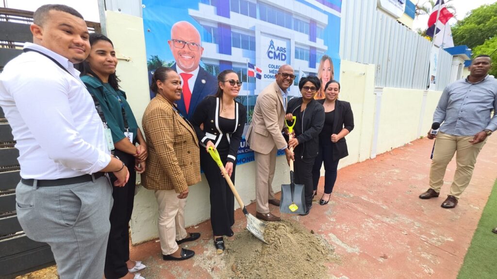 Luis Peña Núñez, presidente del Colegio Médico y Mirna Fonfrías, directora de la ARS-CMD, dieron picazo para reiniciar obra que alojará el seguro de salud de los galenos.