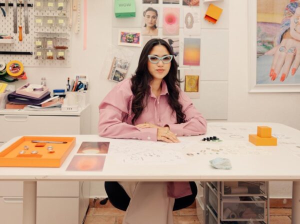 Joarla Caridad trabaja junto al mismo equipo de artesanos que la vio crecer  en Fine Yet Fun.