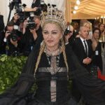 Madonna llega a la Met Gala con una enigmática performance