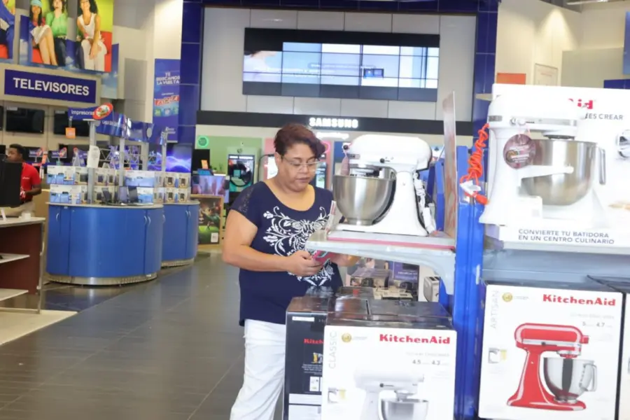 Mujer mirando ofertas electrodomésticos