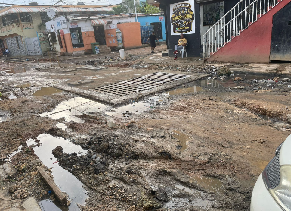 Abandono de trabajos en la calle Primera genera preocupación entre comunitarios de Maquiteria