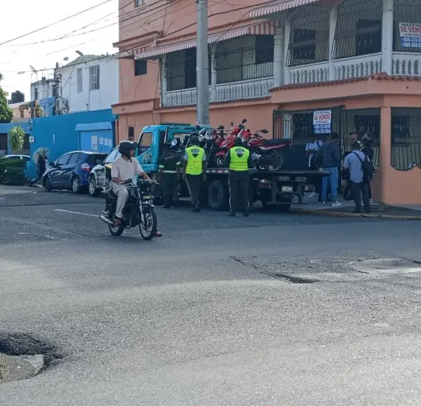 Miembros de la Digesett durante opertivo contra motoristas infractores