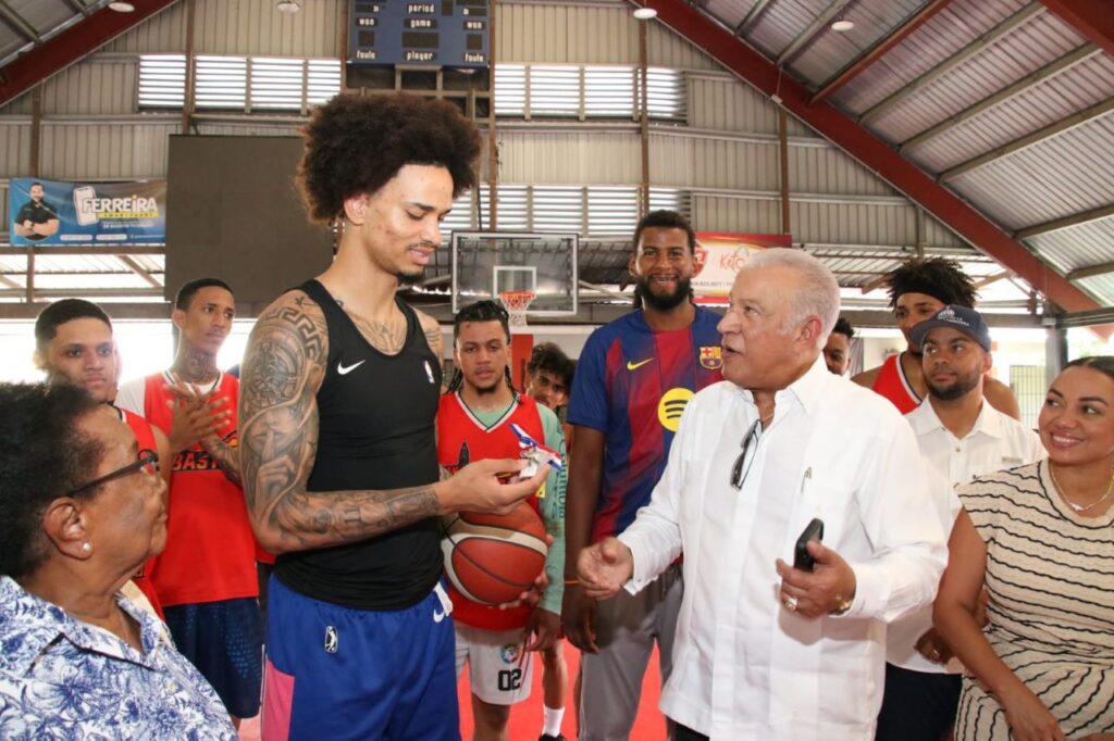 Gobierno entrega autobús a deportistas de Moca