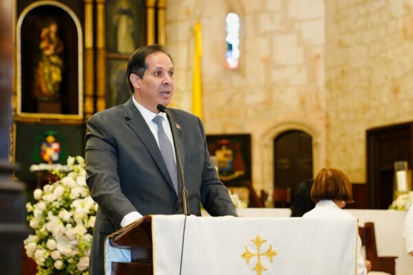 Ministro de Salud, Víctor Atallah, informó el nombramiento fijo de más de 1,000 enfermeras que trabajaban por contrato.