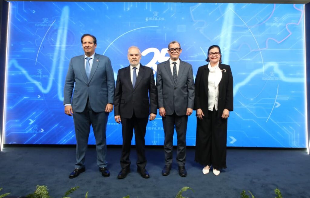 Ministro de Salud, Víctor Atallah; superintendente de la Sisalril, Miguel Ceara; ministro de Trabajo, Eddy Olivares y Aura Celeste Fernández, gerente general del CNSS en la conmemoración del 25 aniversario de la Sisalril. 
