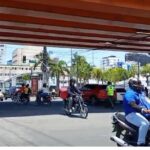 Motoristas desafían las normas de tránsito: toman vías contrarias, giran en U y burlan a los agentes