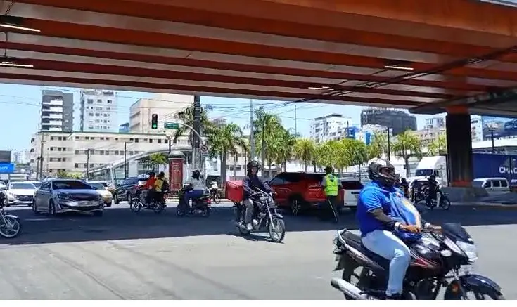 Motoristas desafían las normas de tránsito: toman vías contrarias, giran en U y burlan a los agentes