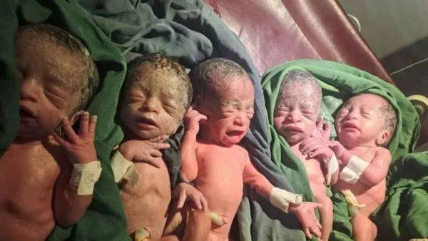 Naif, Ammar, Munzir, Nazira y Ansar, los cinco bebés milagro.