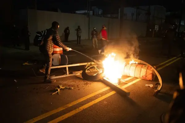 Vista de personas que encienden fuego durante una protesta ante un centro de detención de migrantes de Newark, Nueva Jersey (EE.UU.)