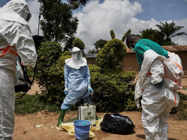 Un equipo sanitario desinfecta y descontamina la vivienda de Paliku Simiwira, RD Congo.
