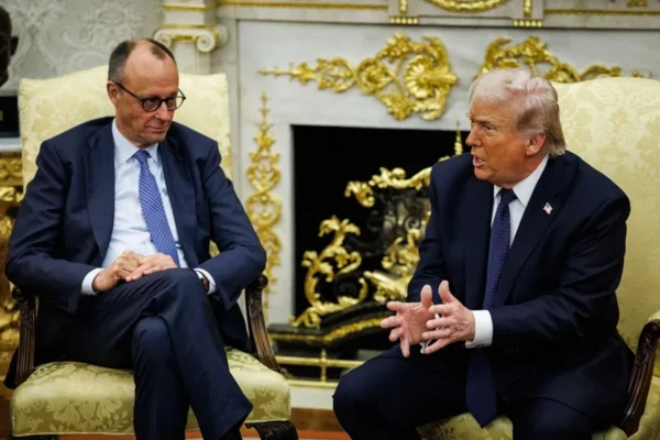 El presidente estadounidense Donald Trump (D) y el canciller alemán Friedrich Merz mantienen una reunión bilateral.