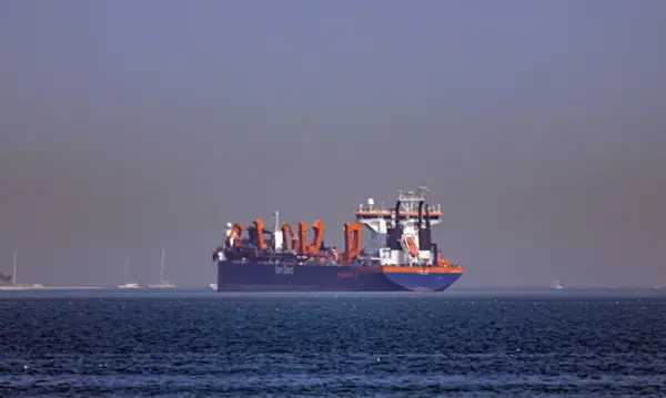 Un buque fondeado frente a la costa de Dubái, Emiratos Árabes Unidos, en una imagen de archivo.