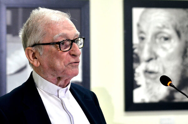 Padre-Jose-Luis-Saez-en-la-Puesta-en-circulacion-del-libro-MEMORIAS-DEL-SIGLO-3
