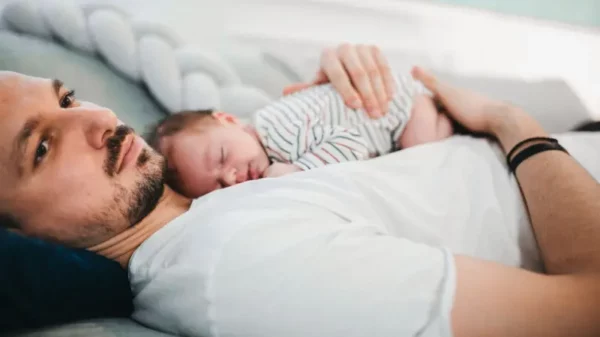 La mayoría de los expertos coinciden en que los síntomas probablemente surgen debido al estrés que unoexperimenta al convertirse en padre o madre, incluso si no está gestando.