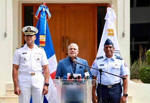 Persecución de ocho horas termina con narcolancha cargada de cocaína frente a costas de Santo Domingo  Las autoridades interceptaron la embarcación con 978 paquetes y apresaron a tres extranjeros   Por: Joan Vargas   Luego una persecución que se extendió por más de ocho horas en aguas del mar Caribe, organismos de seguridad del Estado interceptaron una narcolancha cargada con 978 paquetes de cocaína, a varias millas náuticas al sur de las costas de Santo Domingo.  La operación fue ejecutada por agentes de la Dirección Nacional de Control de Drogas (DNCD), miembros de la Armada Dominicana y la Fuerza Aérea, con apoyo de agencias de inteligencia del Estado, la DEA, la Fuerza de Tarea Interagencial Sur (JIATFS) y unidades internacionales.  De acuerdo con las autoridades, la embarcación tipo “Go Fast” fue detectada cuando se aproximaba a aguas dominicanas, lo que dio inicio a un operativo de vigilancia, seguimiento e interdicción por aire, mar y tierra.  Tras la intensa persecución, las fuerzas actuantes lograron interceptar la lancha, de unos 40 pies de eslora, ocupando en su interior 33 pacas con 978 paquetes de la droga.  Las autoridades presumen que el cargamento narcótico habría sido enviado desde La Guajira, la extensa zona costera ubicada entre Venezuela y Colombia, utilizada con frecuencia por redes criminales para movilizar drogas hacia el Caribe.  La hipótesis cobra fuerza debido al tipo de embarcación utilizada, equipada con tres potentes motores fuera de borda, así como por la nacionalidad de los detenidos, identificados como los venezolanos Edixon Jesús Santamaría, de 30 años, y Rafael Eroban Carreño Maestre, de 23.  Durante la operación también fueron ocupados equipos GPS, teléfonos celulares, tanques de combustible, documentos personales y otras evidencias vinculadas a la travesía marítima.  El Ministerio Público y la DNCD profundizan las investigaciones para determinar si hay otros involucrados en la frustrada operación de narcotráfico internacional.  Los 978 paquetes fueron enviados al Instituto Nacional de Ciencias Forenses (INACIF), donde serán analizados para establecer el tipo y peso exacto de la sustancia.
