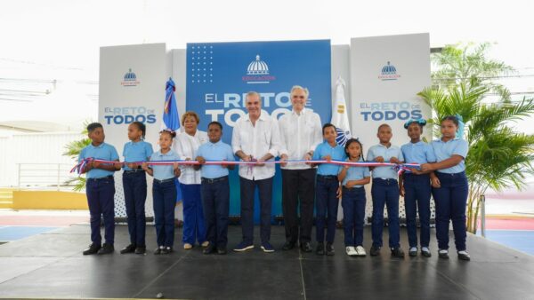 Presdiente Luis Abinader durante el corte de cinta.