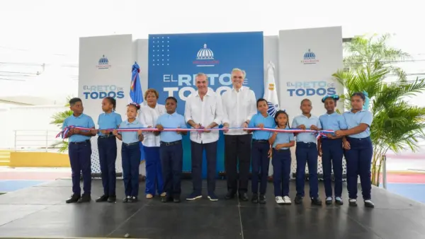 Presdiente Luis Abinader durante el corte de cinta.