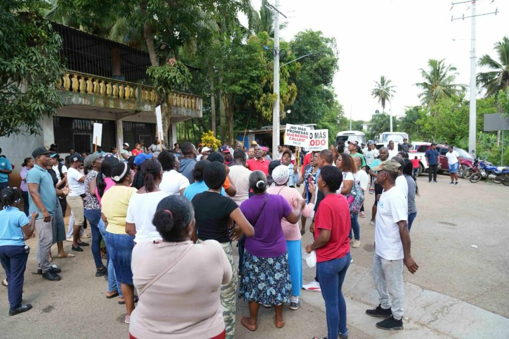 Protestan en El Higüero por arreglo de calles y construcción de aceras