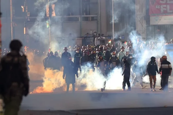 Fotografía del 14 de mayo de 2026 de un grupo de mineros enfrentándose con la Policía durante una marcha, en La Paz (Bolivia)